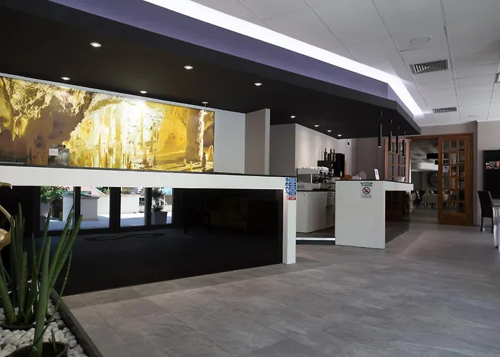 Terme Di Frasassi 3* 真加